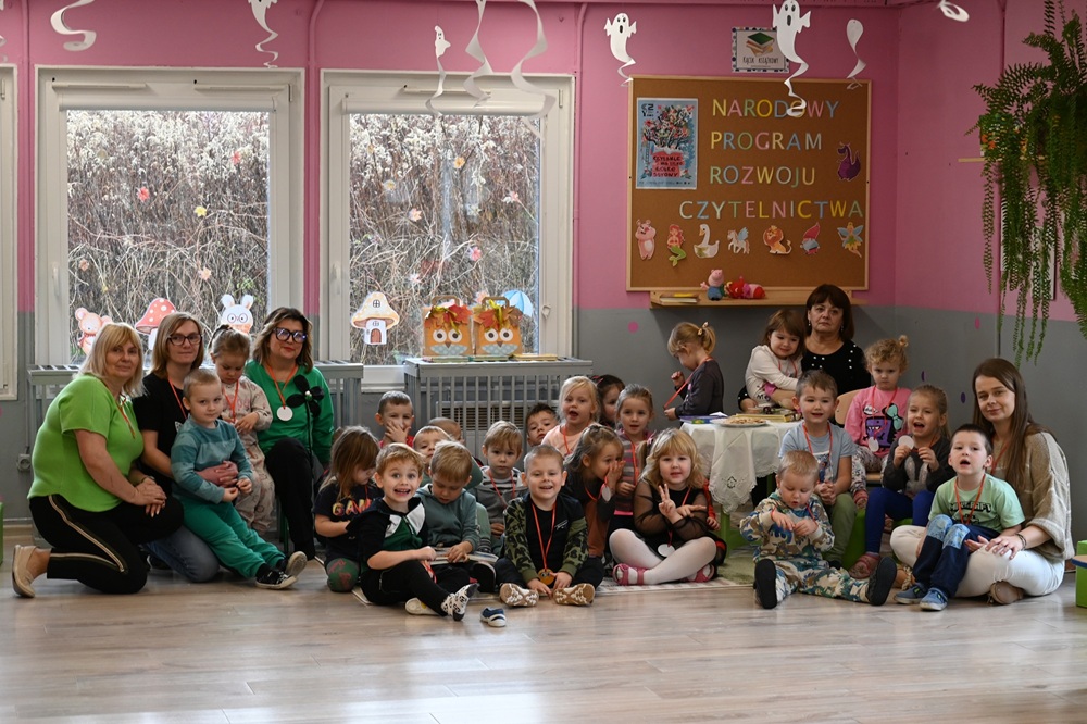 Spotkanie dziećmi z Samorządowego Przedszkola w Ćmielowie w grupach ” Klub Psotnych Stópek” oraz ” ,”Żabki”